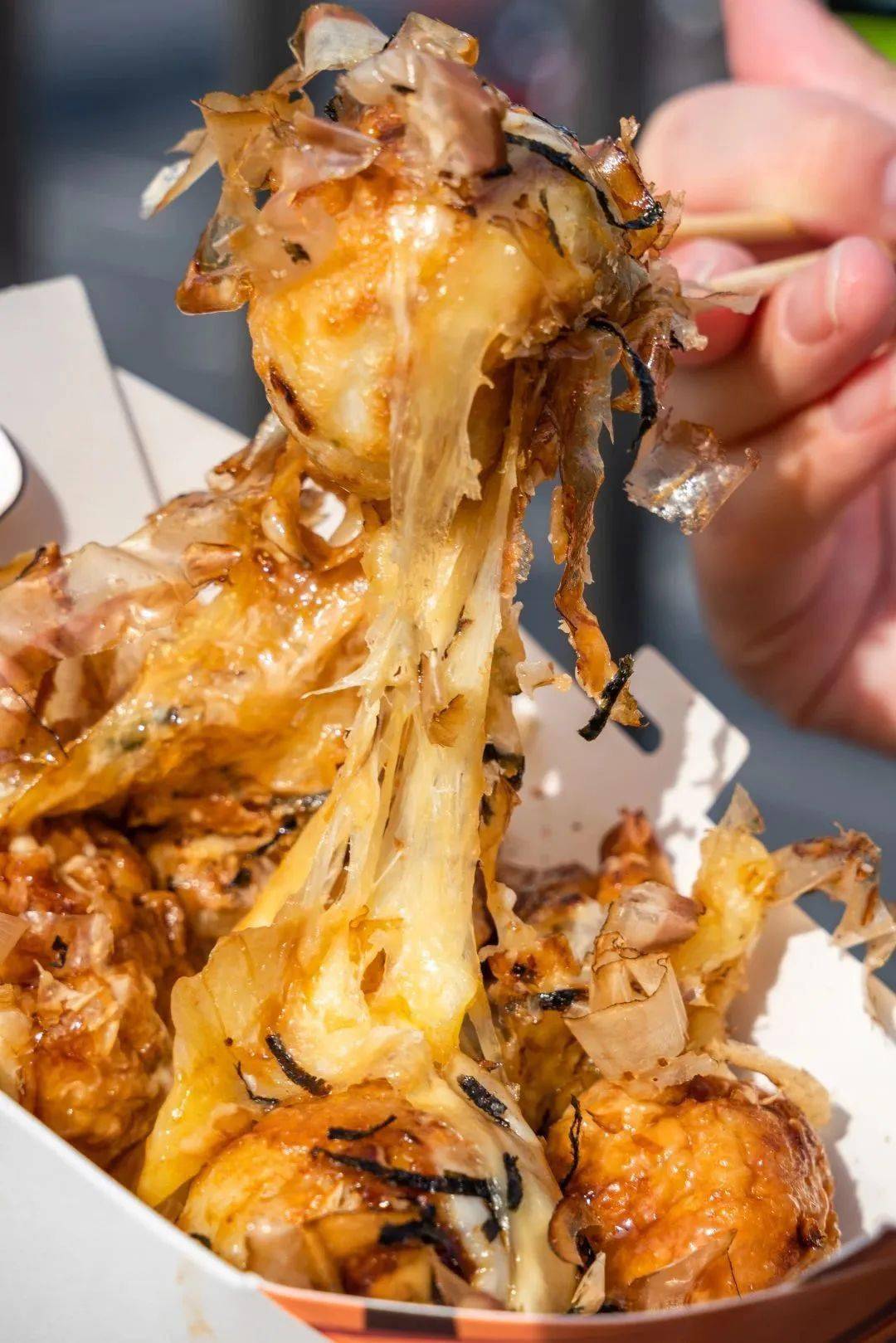 比黑暗料理还黑的章鱼烧?15.9元尝鲜,一口吃出三种海鲜味!