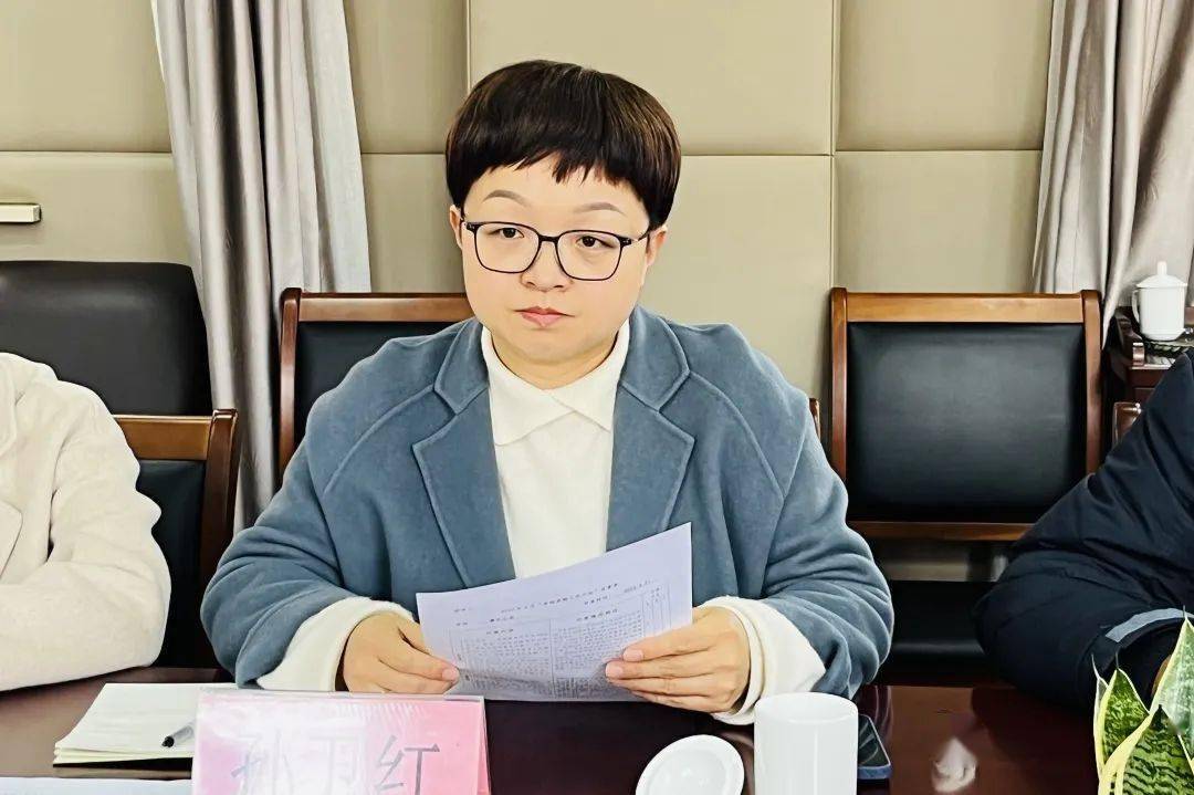 随后,校长孙卫红向三位督学汇报了学校工作计划制定的背景及过程,学校