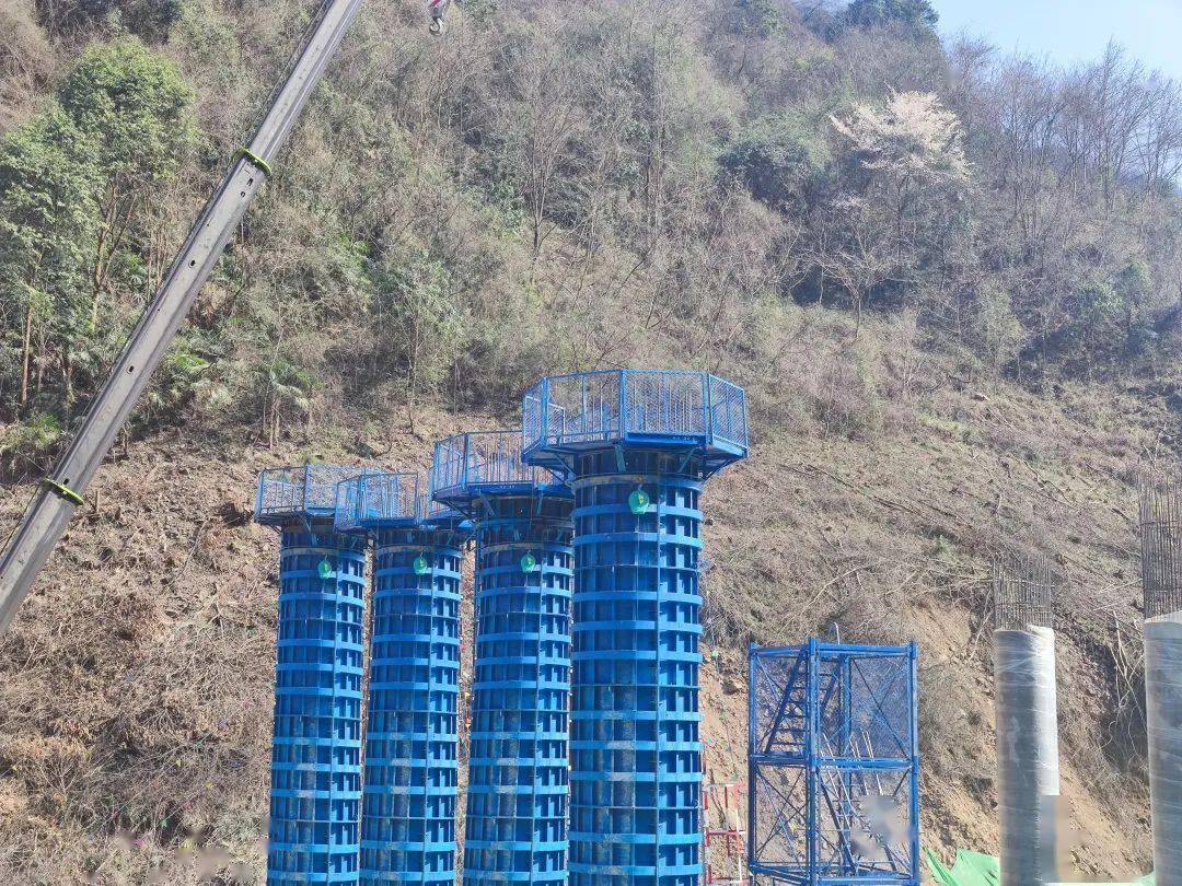 保证缆风绳锚固稳定避免施工过程出现误碰混凝土配重块在底部设置直径