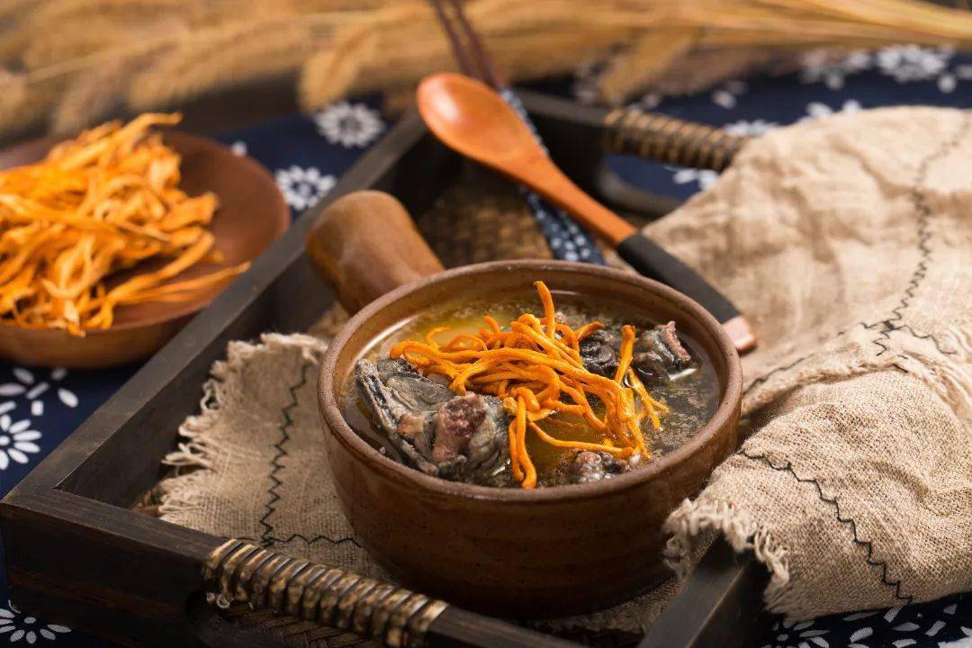 温补性食物有羊肉,牛肉,鸡肉,狗肉,鹿茸,腰果,核桃,韭菜等.