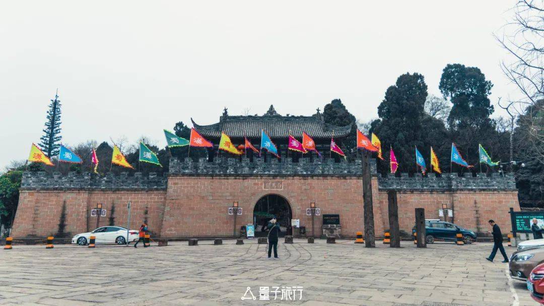 游玩结束后出发,一边欣赏沿途的风景,一边前往目的地,抵达拦马墙后