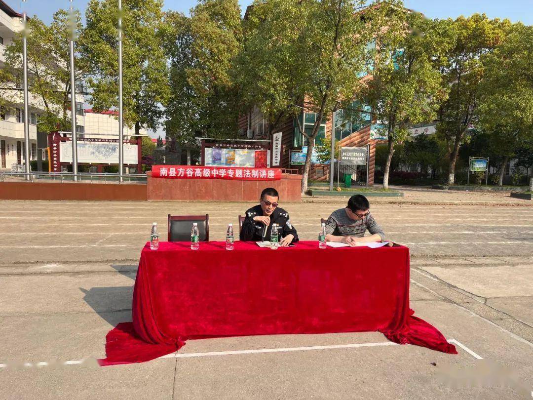 南县交警携手中学生宣传交通文明