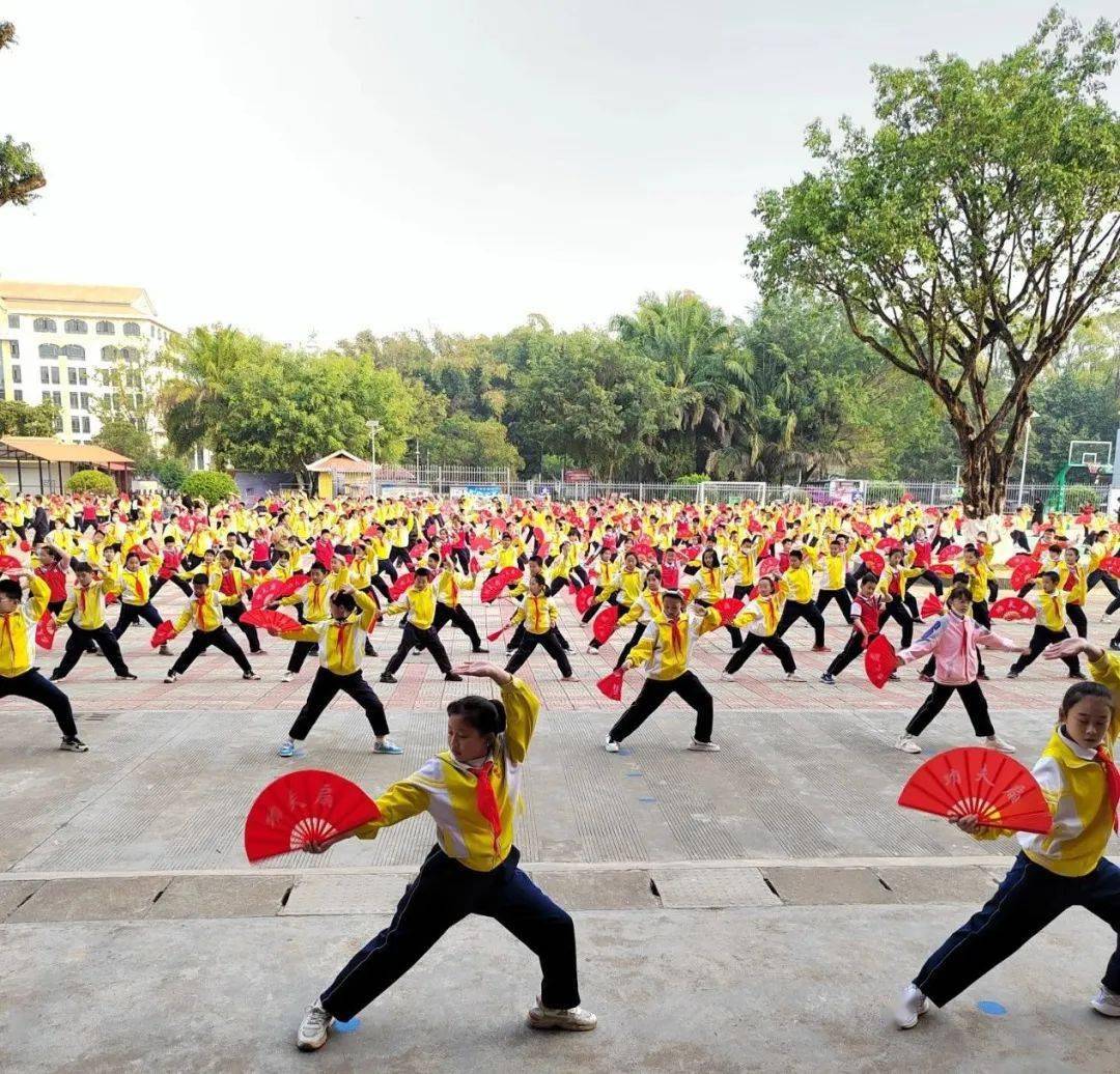 扬武术精神 展阳光活力—— 芒市第七小学开展2023年武术操(广播操)