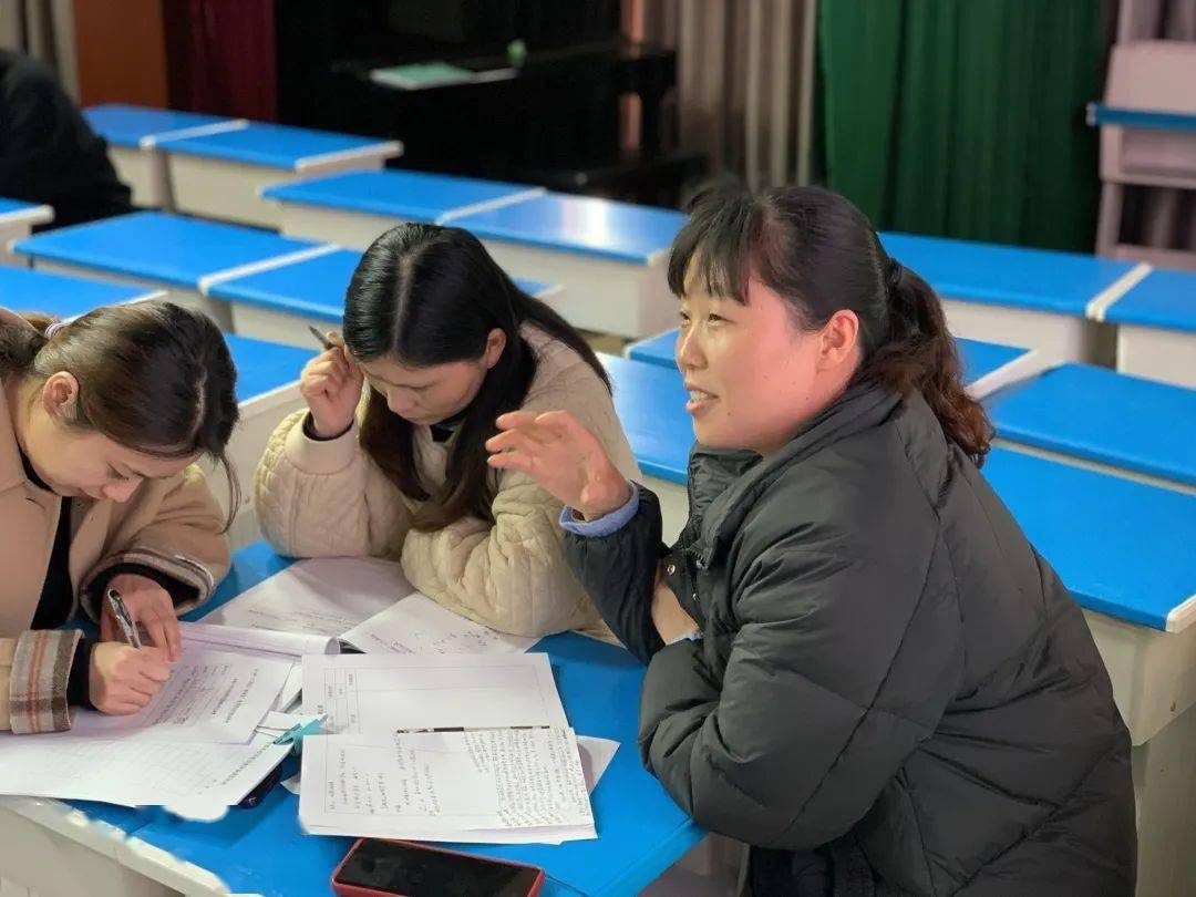 三年级组张春兰主任充分肯定了孟老师课堂上激励学生自主探索的热情.