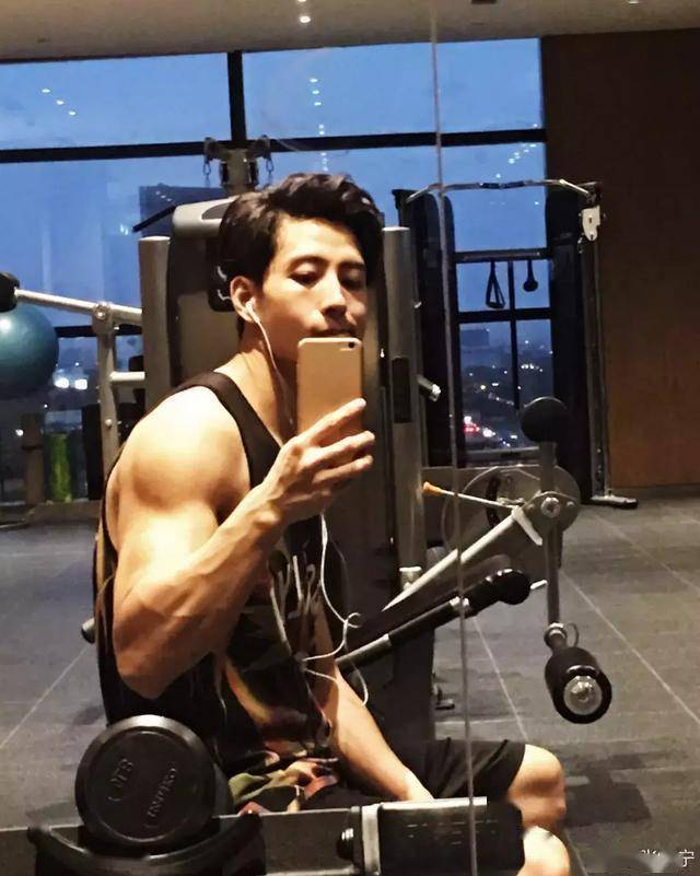 出道18年,冻龄男神张峻宁38岁生日,照片鲜嫩如少年,太会保养了