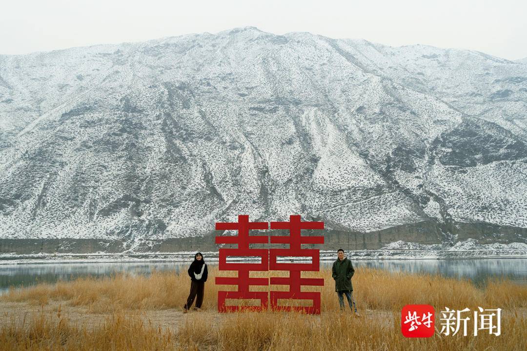 每到一地都搭“囍”字打卡，那对新婚夫妻的游览成婚超酷