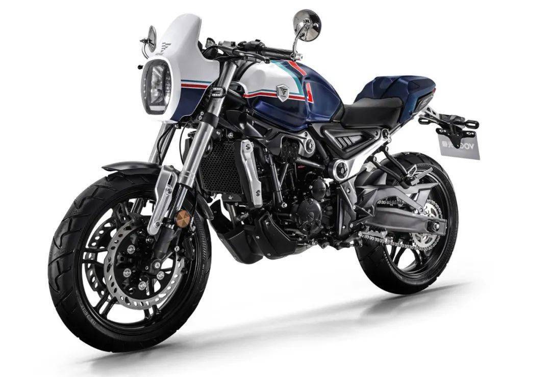 ac300 café的外观集聚café racer的优雅与狂暴,整体风格更加激进.