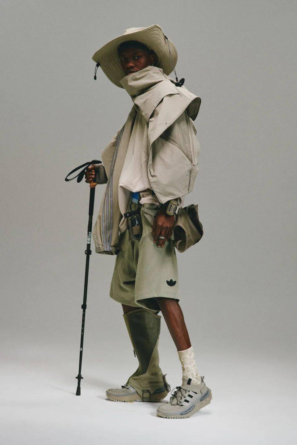 在「尘民宇宙」中,与 adidas originals 发现废土风格穿搭新可能