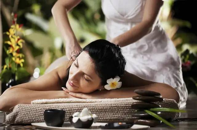 水上瑜伽,旅拍,游岛,冥想,唱诵,泰式按摩等有趣神奇的过程,在普吉岛