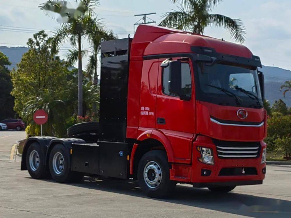 金龙联合汽车工业有限公司带来了一款全新外观的氢燃料电池半挂牵引车