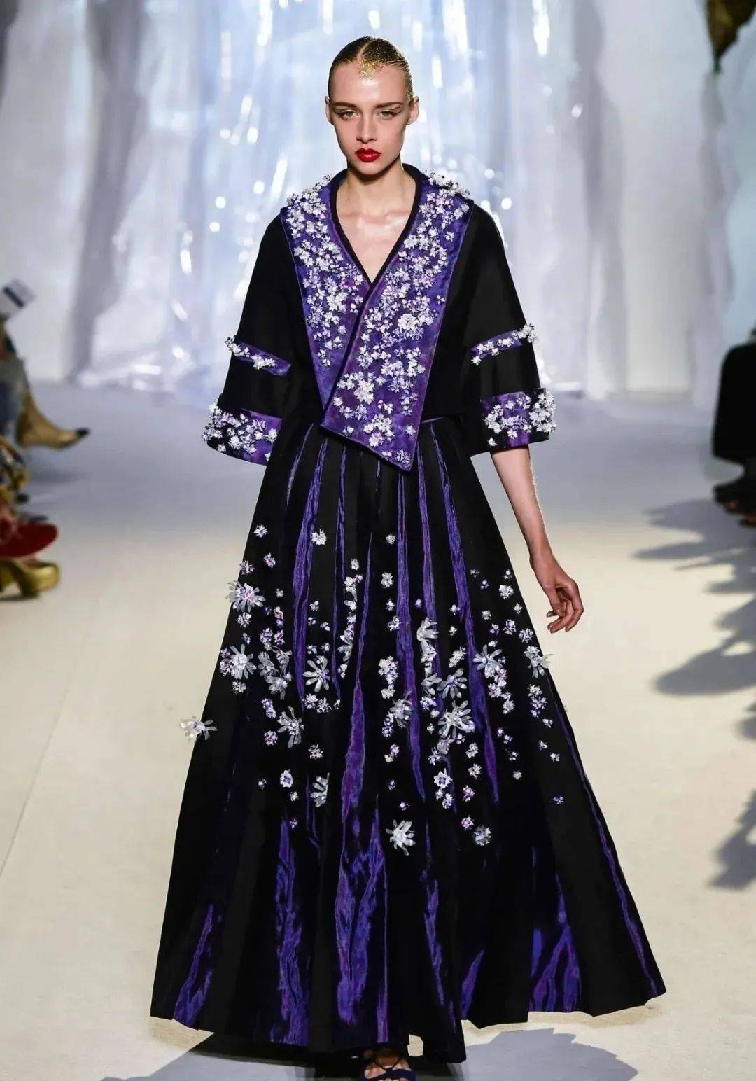 技术——苗绣与蜡染应用到高定制作中,再次放大了中西合璧的礼服特点