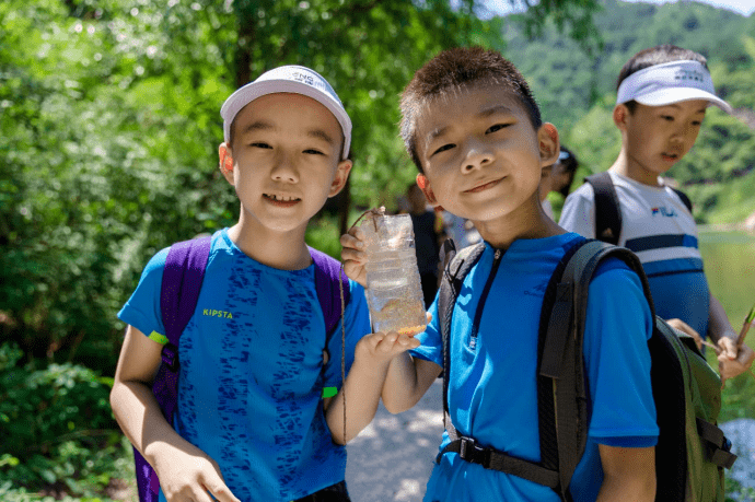 孩子将利用废弃饮料瓶制作一个简易的捕鱼器