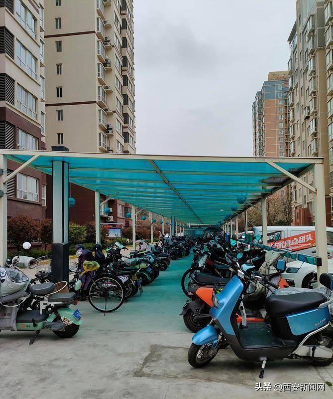 智能充电配备自动灭火球 西安这个小区电动车棚安全有"标准"_管理