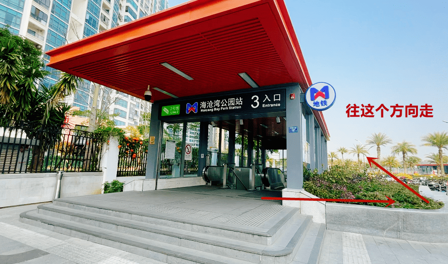 经过一段时间的车程后会出岛,在出岛后的第一个站海沧湾公园站下车