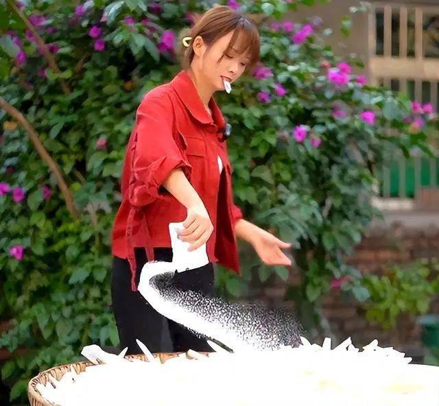 网红严素穿低领衣服,弯腰下蹲拔萝卜引争议,网友:离被封不远了_视频