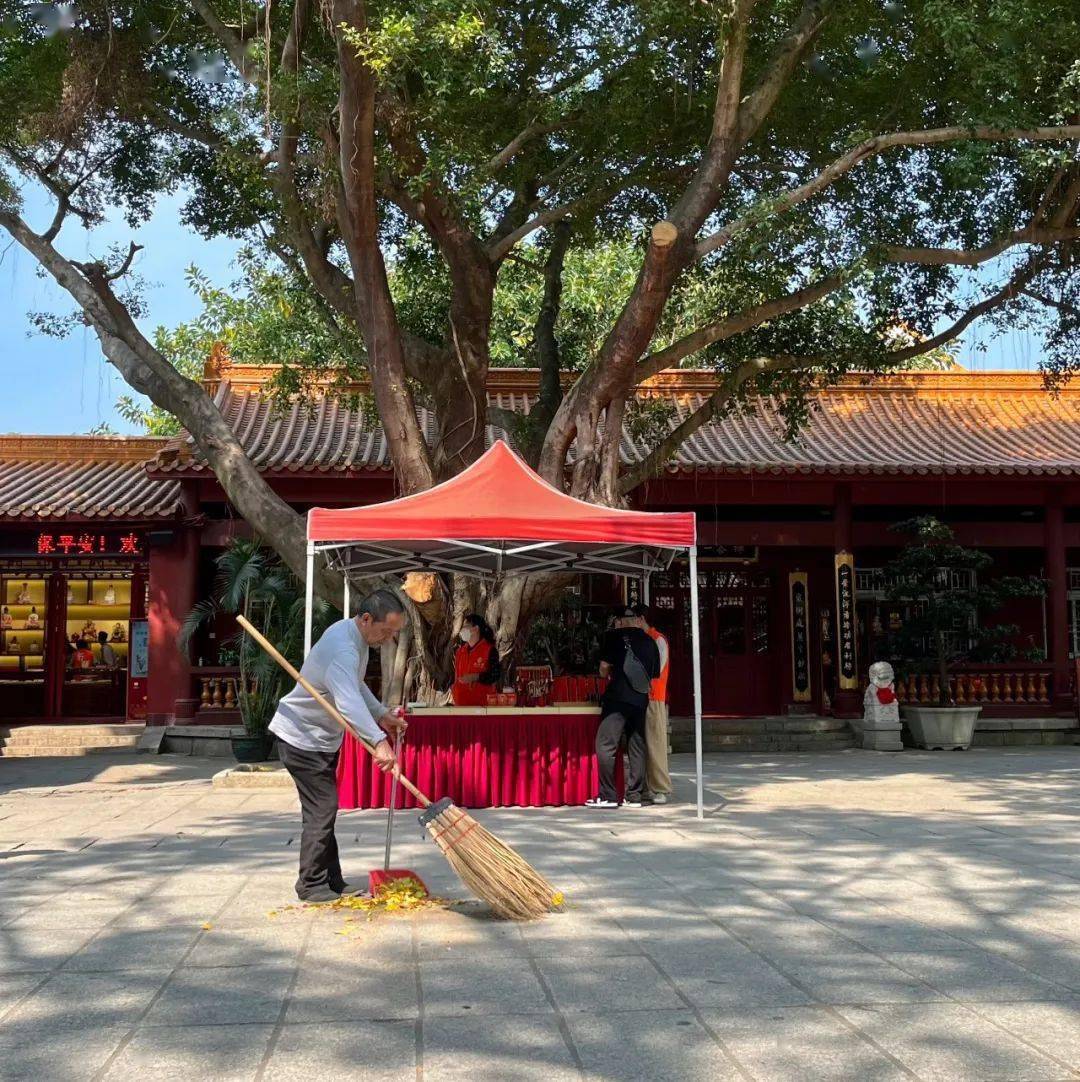 我住进弘法寺当了六天义工:吃斋念佛第二天,我开始想念猪脚饭_工作