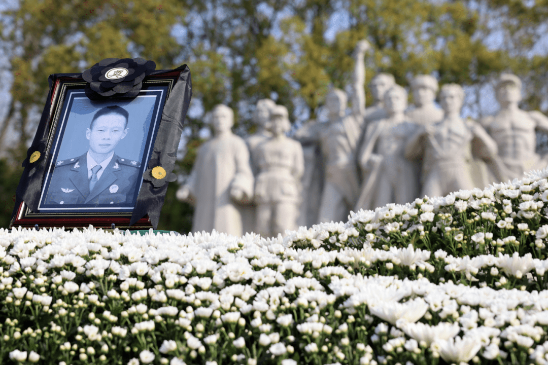 【嘉兴小伙入葬英烈园】为保护人民生命财产 直升机坠毁于农田_烈士