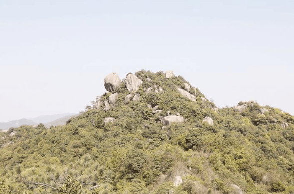 位于平和县南胜镇邦寮山与石屏山之间的太极峰上,坐落着一只由大小