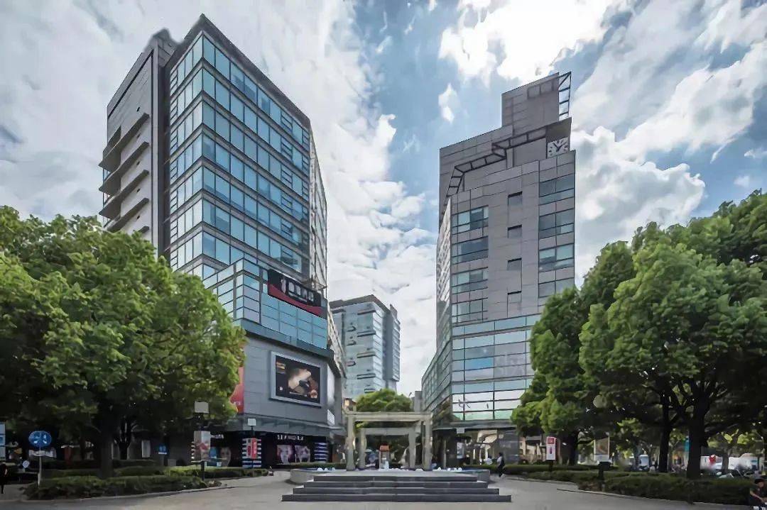 大宁国际学校,地铁1号线等生活配套,而桃浦智创城目前已经拥有了2条