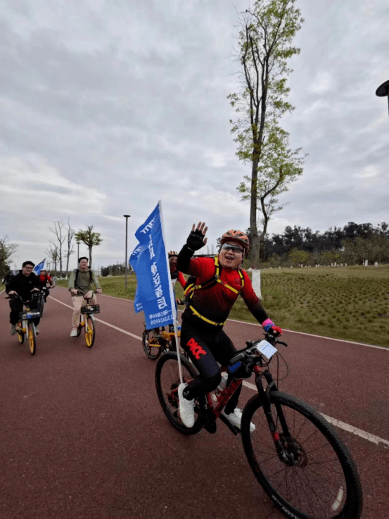 苍溪县自行车运动协会举行成都绕城绿道骑行活动