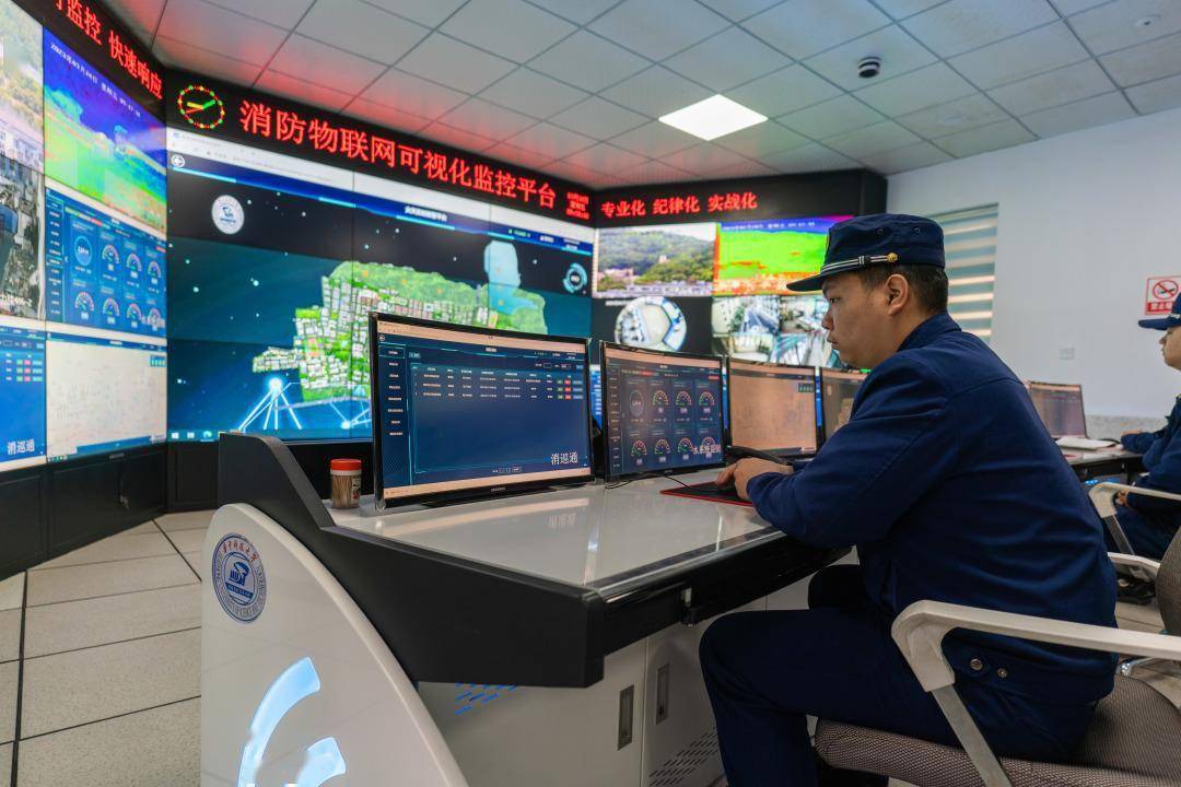 一旦温度过高,或是山中冒烟,监控室内第一时间就会报警,待命的消防员