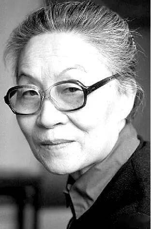 杨绛出生在书香世家,父亲杨荫杭是喝过洋墨水的人,母亲唐须嫈也是一位