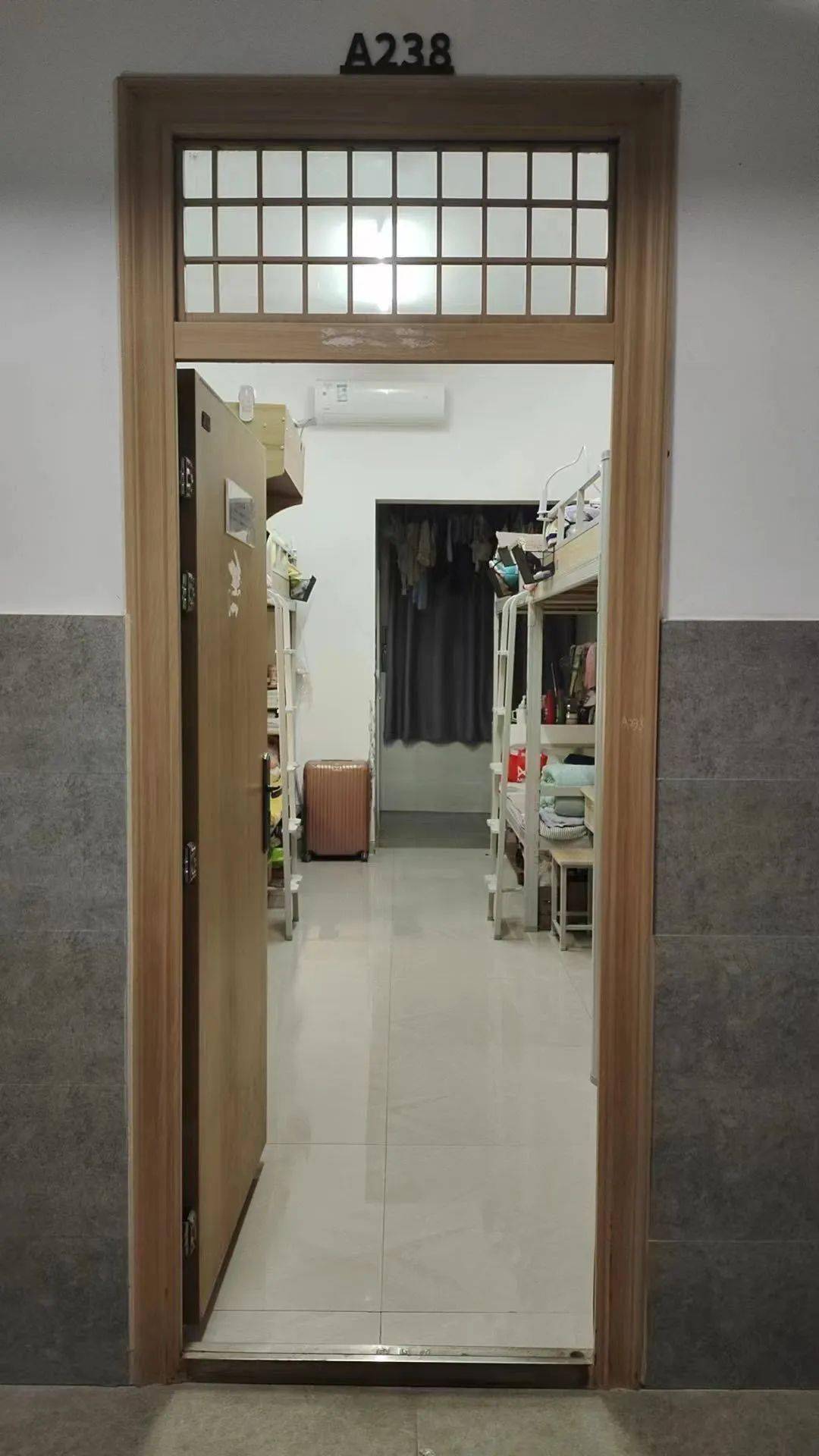 男寝:s12-305宿舍成员:新闻211常易非 窦士濠 牛义杰 田冰阳 付东鑫