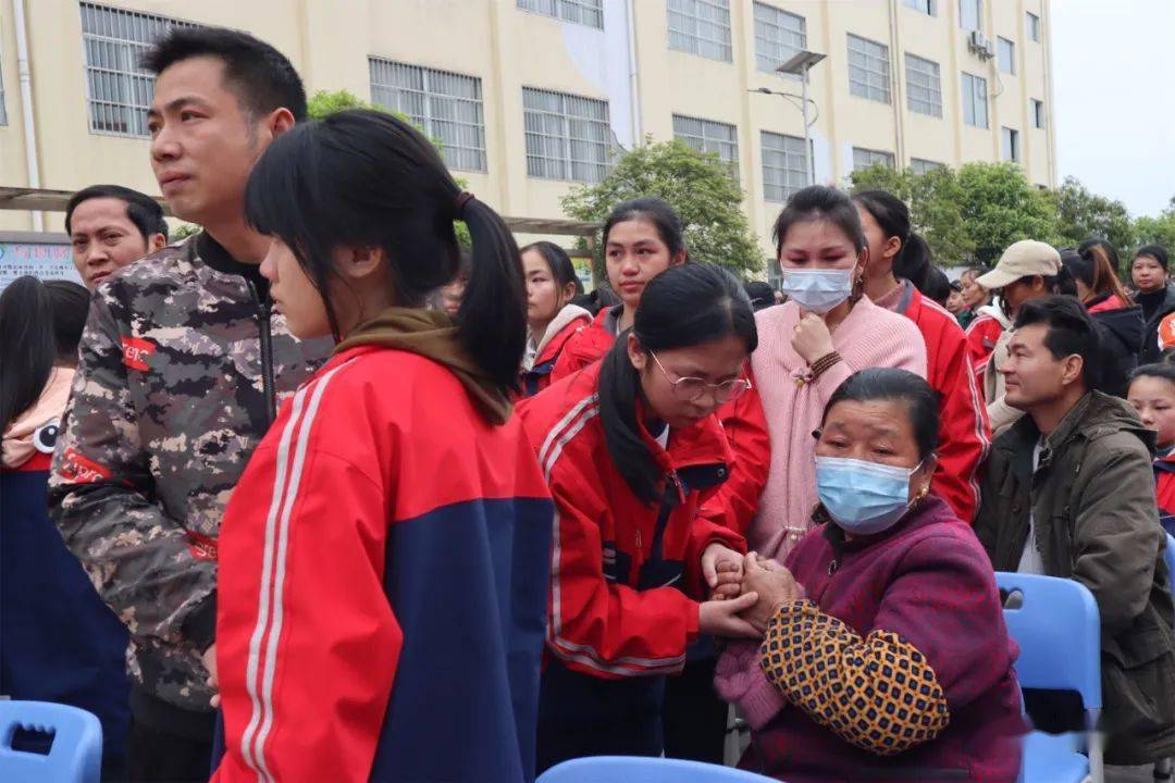 不要让爱你的人失望——临桂区五通镇初级中学开展励志教育活动_孩子