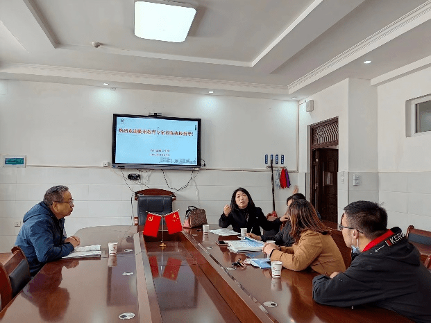 在乌什县第二中学,高中化学教研员江雷,高中数学教研员叶水爱,高中