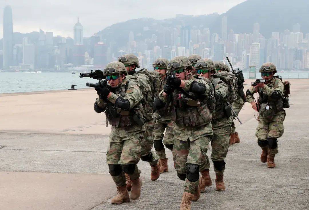 驻香港部队组织2023年度首次联合巡逻_直升机_演练_进行