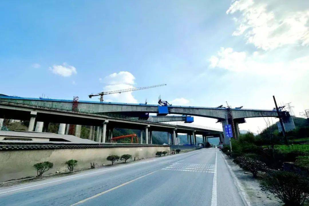 3月18日,宣绩铁路四标项目跨s01溧黄高速公路大桥右线连续梁合龙.