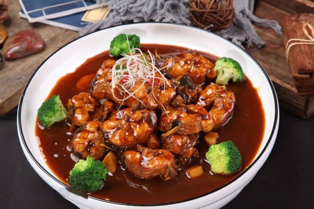 昆山人烧的冰糖河鳗香飘满屋,那黏稠的甜汁裹在河鳗段上,夹起一段往