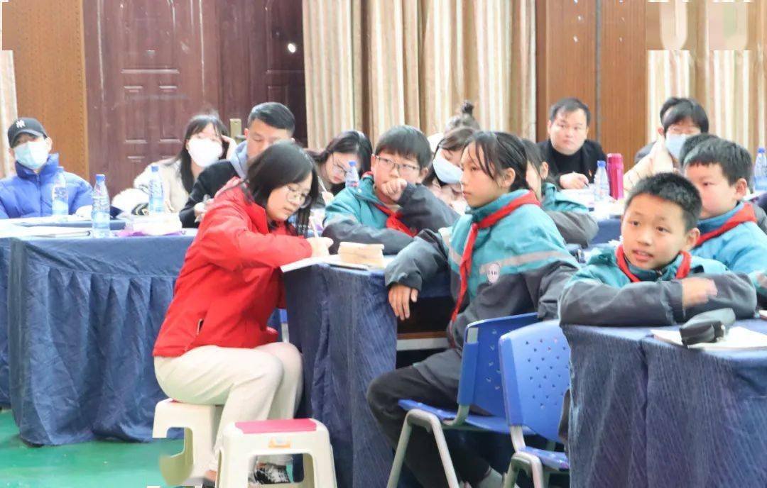 和教研主任喻子龙老师的成果汇报,向与会老师详细介绍了八达小学7年的