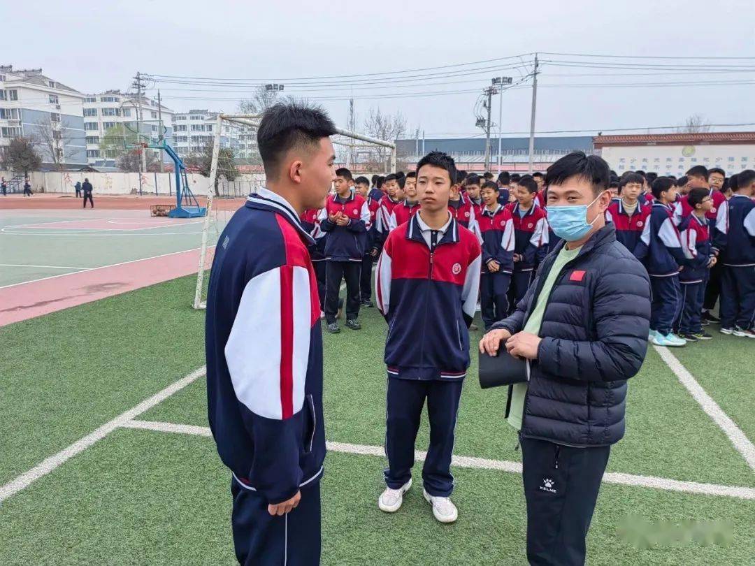 市级教练先后对尚文中学初一年级和盛文校区初二年级