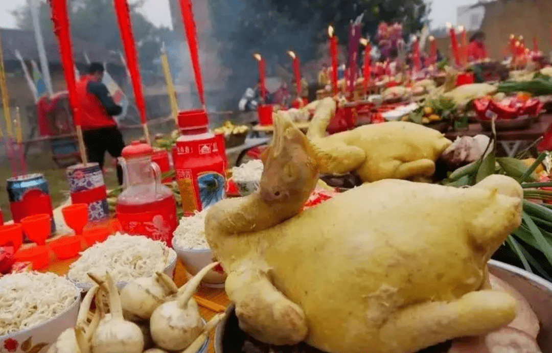 据说,曾有某广东大家族祭祀时,顽童偷吃熟鸡,被主持祭祀的老太太发现