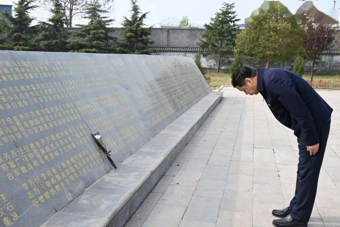 统战部部长张红伟带领统战系统到清丰烈士陵园开展"清明节祭扫"活动