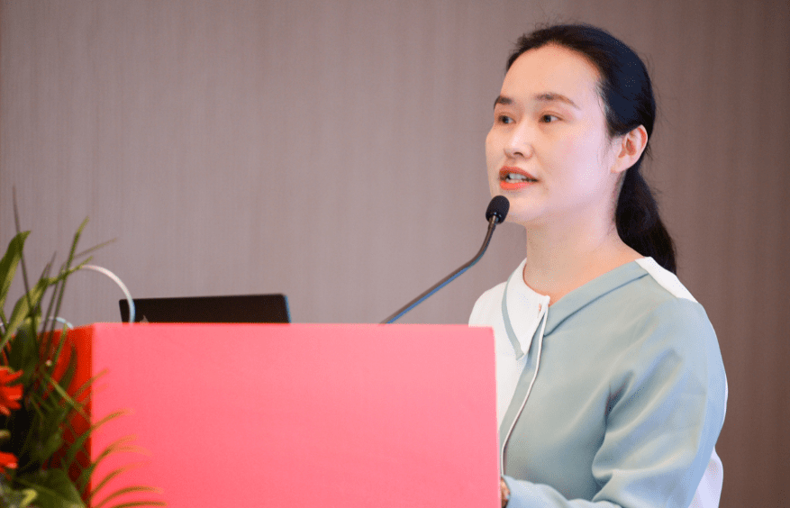 李晴主任 分享课题《迈可视老视手术案例实战》刘苏冰教授 翟爱琴教授