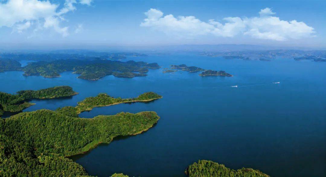 丹江口大坝巍峨耸立,沧浪海碧波千里,太极湖水天一色,郧阳湖江滩秀美