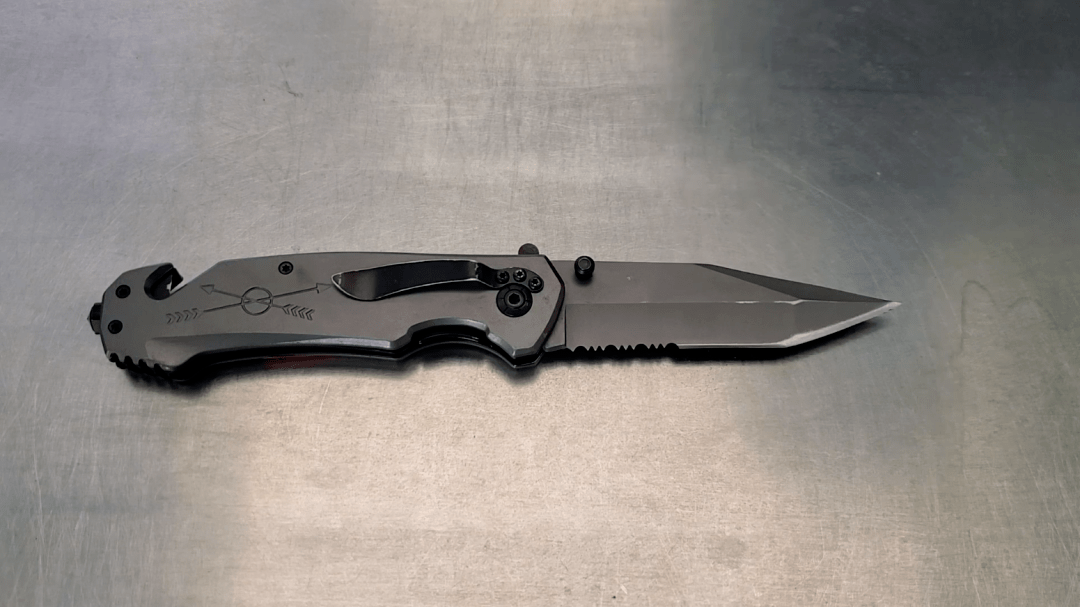 可被刀柄内的弹簧或卡锁固定自锁的折叠刀具;3三棱刮刀;2匕首:带有