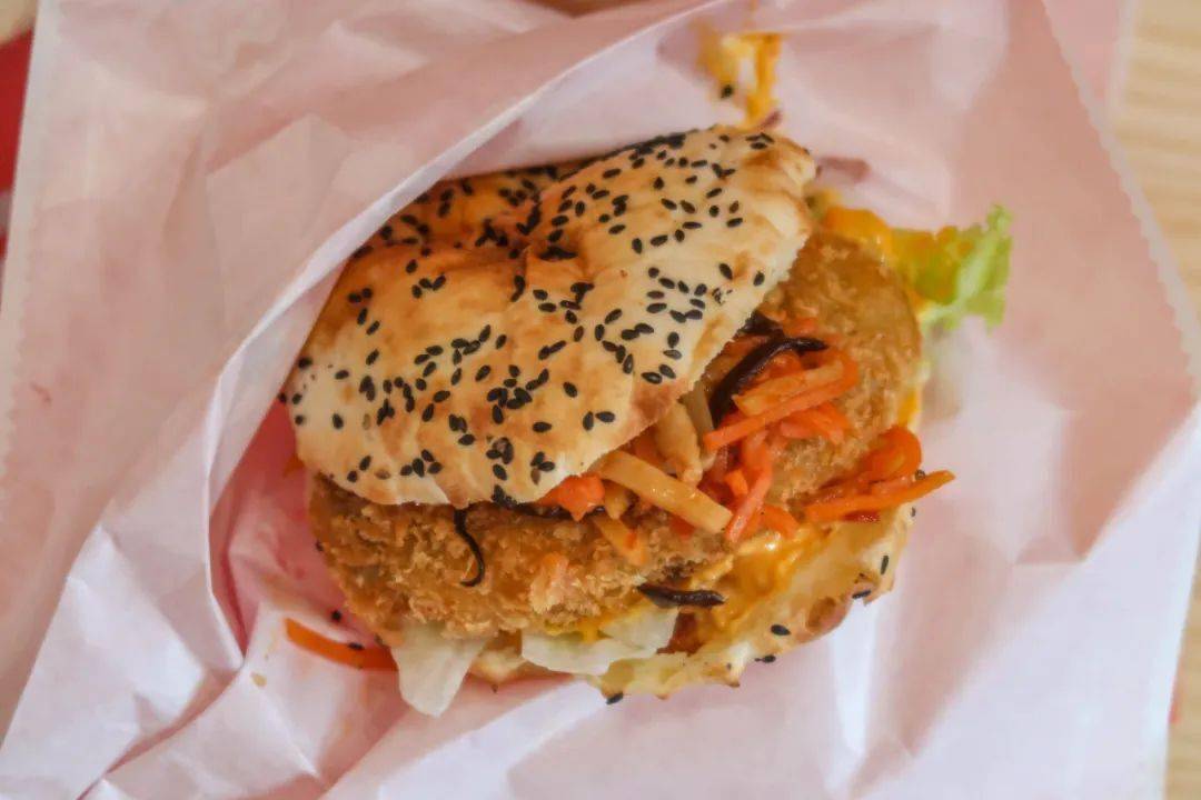 重庆办公室好吃狗最近每天点的外卖:是个中国汉堡!