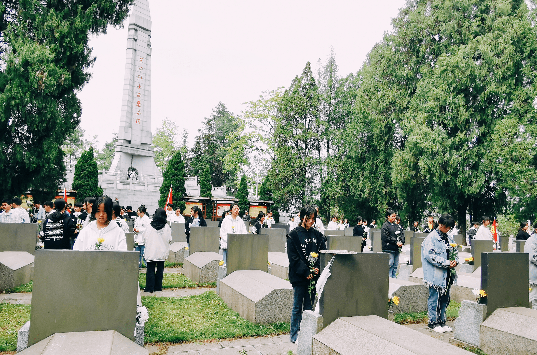 兴义烈士陵园32人烈士图片