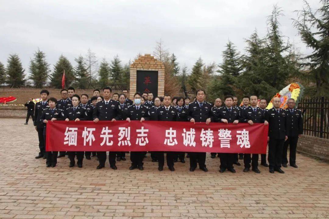 曲沃监狱组织党员民警代表来到曲沃县东常烈士陵园开展清明节祭扫活动