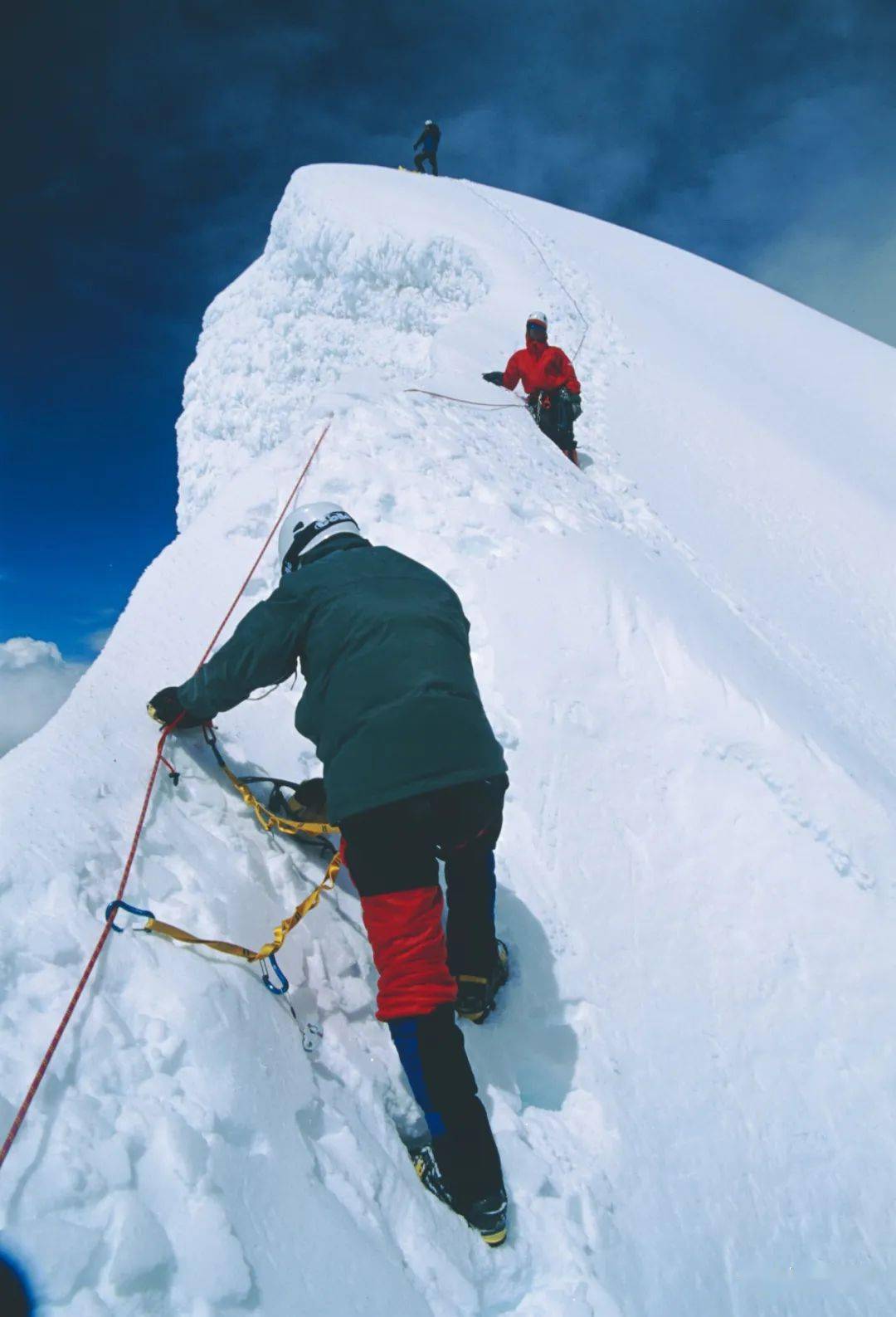 2003年,曾山在雀儿山举办的攀登培训活动中高耸在青藏高原南缘的雀