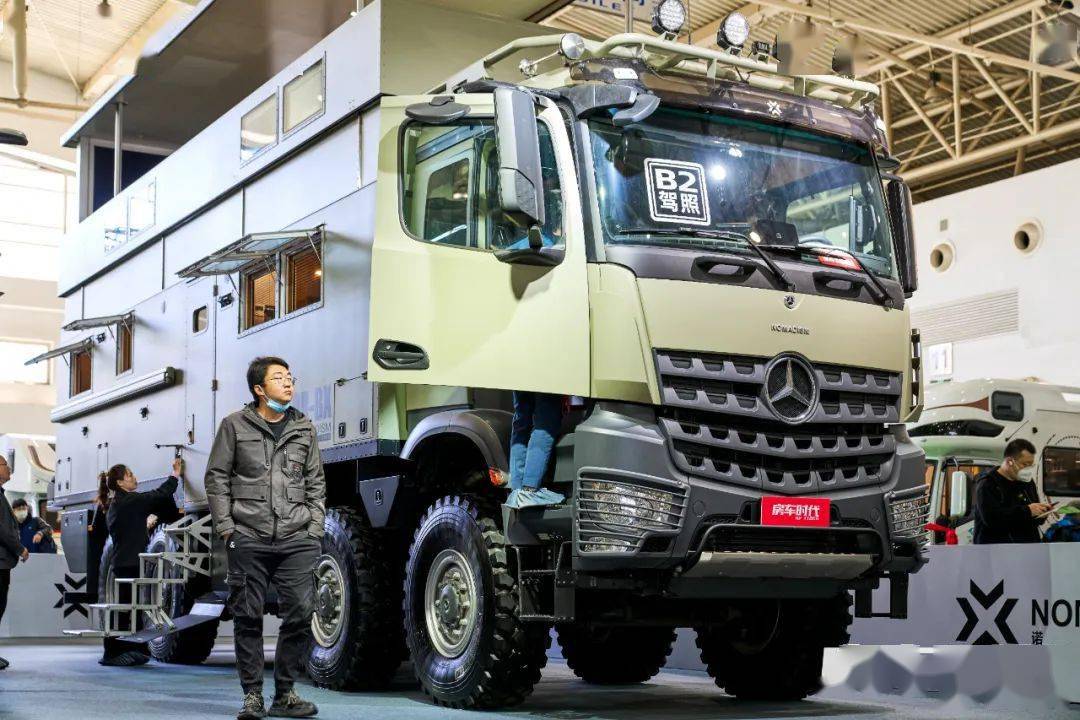 整车基于奔驰arocs 8×8底盘打造,外观是熟悉的诺马迪森式硬汉风格,浅