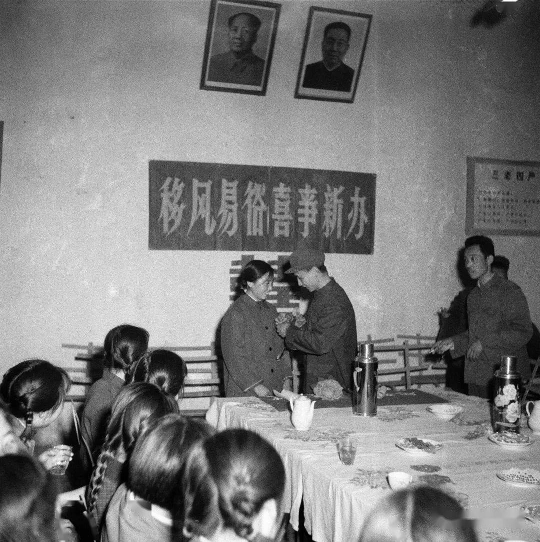 1977年,济南第八机床厂青年工人在车间会议室举办简易婚礼