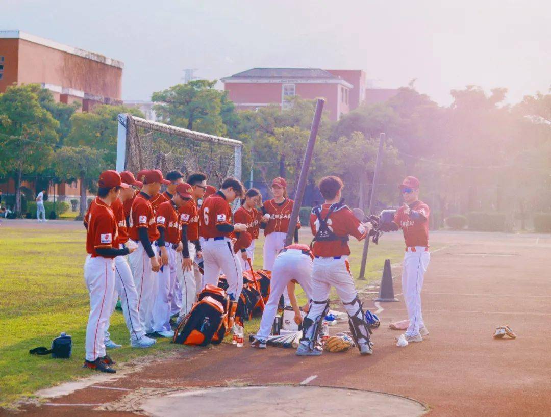 最终,师大棒球队不负众望,以黑马之姿战胜对手,夺得本届全国五人制