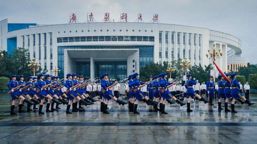 东莞这所高校的国旗护卫队火了!网友:巾帼不让须眉!_训练_大学_医科