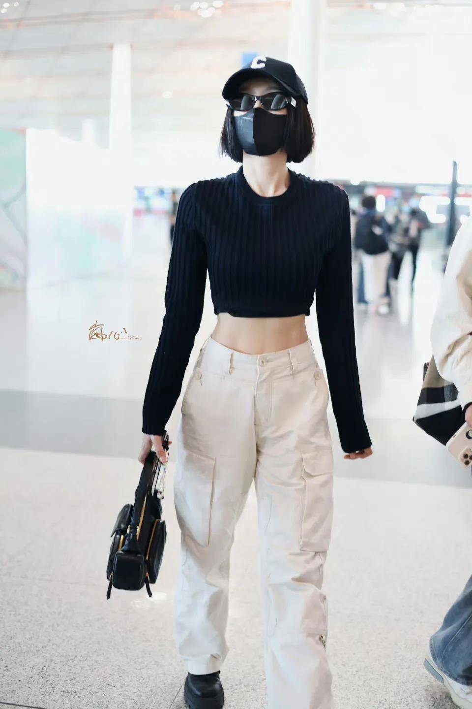 又飒又显年轻的同时,那明晃晃的马甲线我真