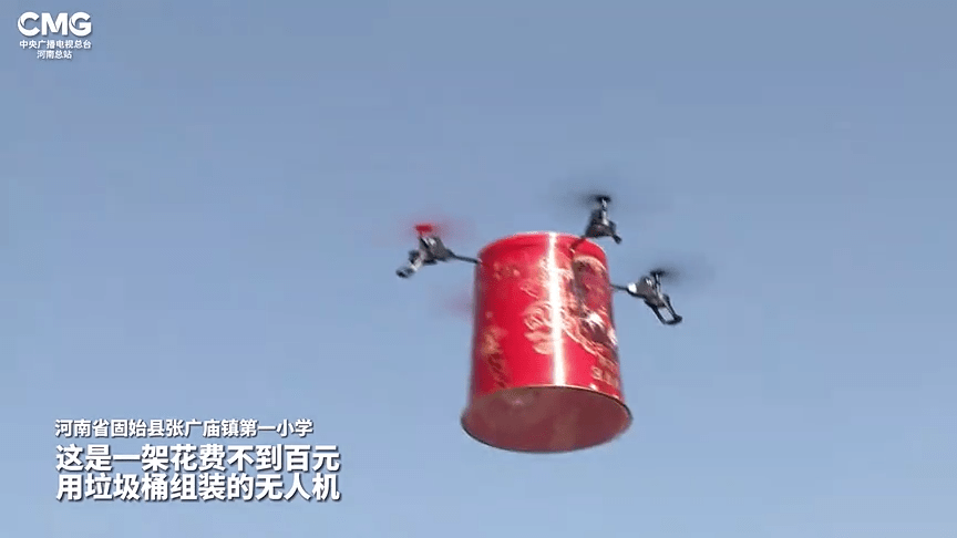 垃圾桶"无人机"饮料瓶"水火箭"自制版"流浪气球"这些道具出现在中国
