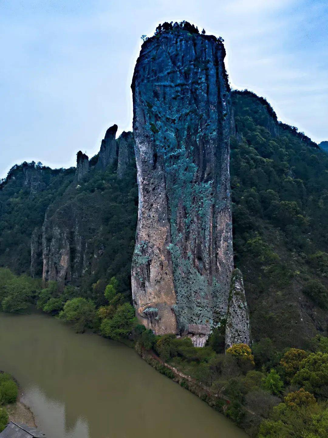 我從景區大門行走至鼎湖大橋,站在橋上往東望,步虛山前的鼎湖峰直刺